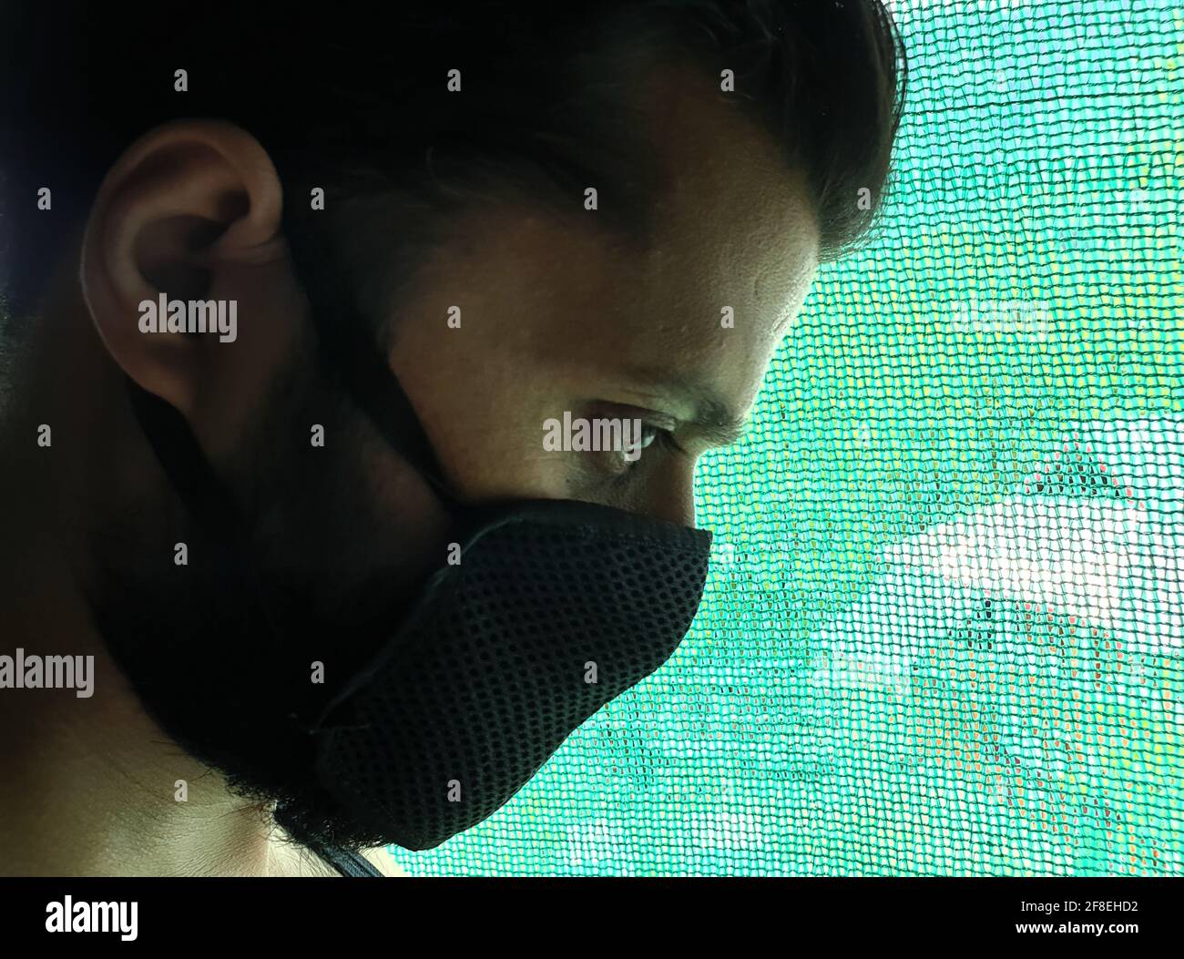 Un uomo è triste, impotente, depresso, in tensione pensa a coronavirus.Corona o cover-19 rimanere a casa sintomi pandemici virus mortale febbre tosse che copre m Foto Stock