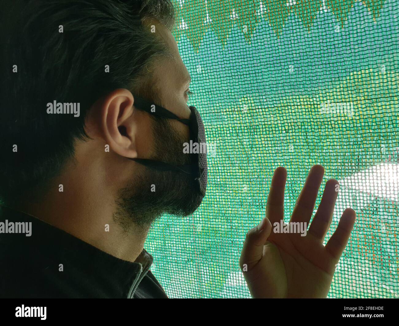 Un uomo è triste, impotente, depresso, in tensione pensa a coronavirus.Corona o cover-19 rimanere a casa sintomi pandemici virus mortale febbre tosse che copre m Foto Stock