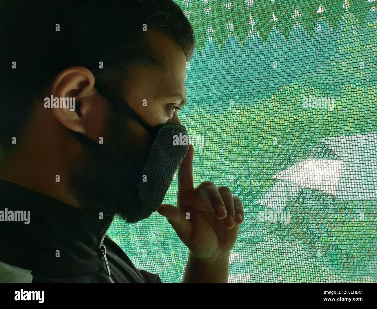 Un uomo è triste, impotente, depresso, in tensione pensa a coronavirus.Corona o cover-19 rimanere a casa sintomi pandemici virus mortale febbre tosse che copre m Foto Stock