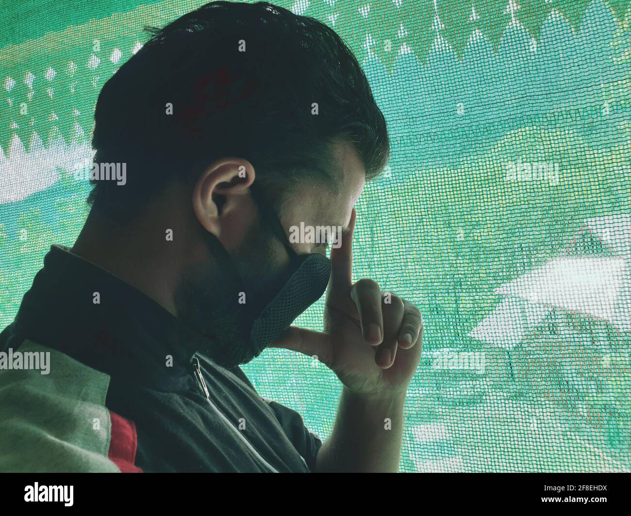 Un uomo è triste, impotente, depresso, in tensione pensa a coronavirus.Corona o cover-19 rimanere a casa sintomi pandemici virus mortale febbre tosse che copre m Foto Stock