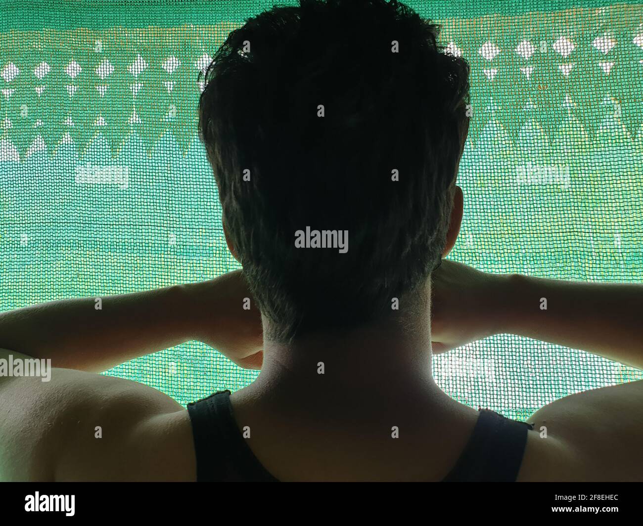 Un uomo è triste, impotente, depresso, in tensione pensa a coronavirus.Corona o cover-19 rimanere a casa sintomi pandemici virus mortale febbre tosse che copre m Foto Stock