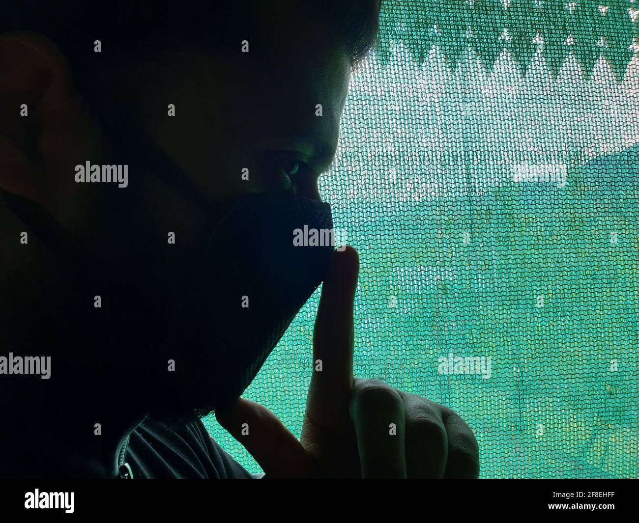 Un uomo è triste, impotente, depresso, in tensione pensa a coronavirus.Corona o cover-19 rimanere a casa sintomi pandemici virus mortale febbre tosse che copre m Foto Stock