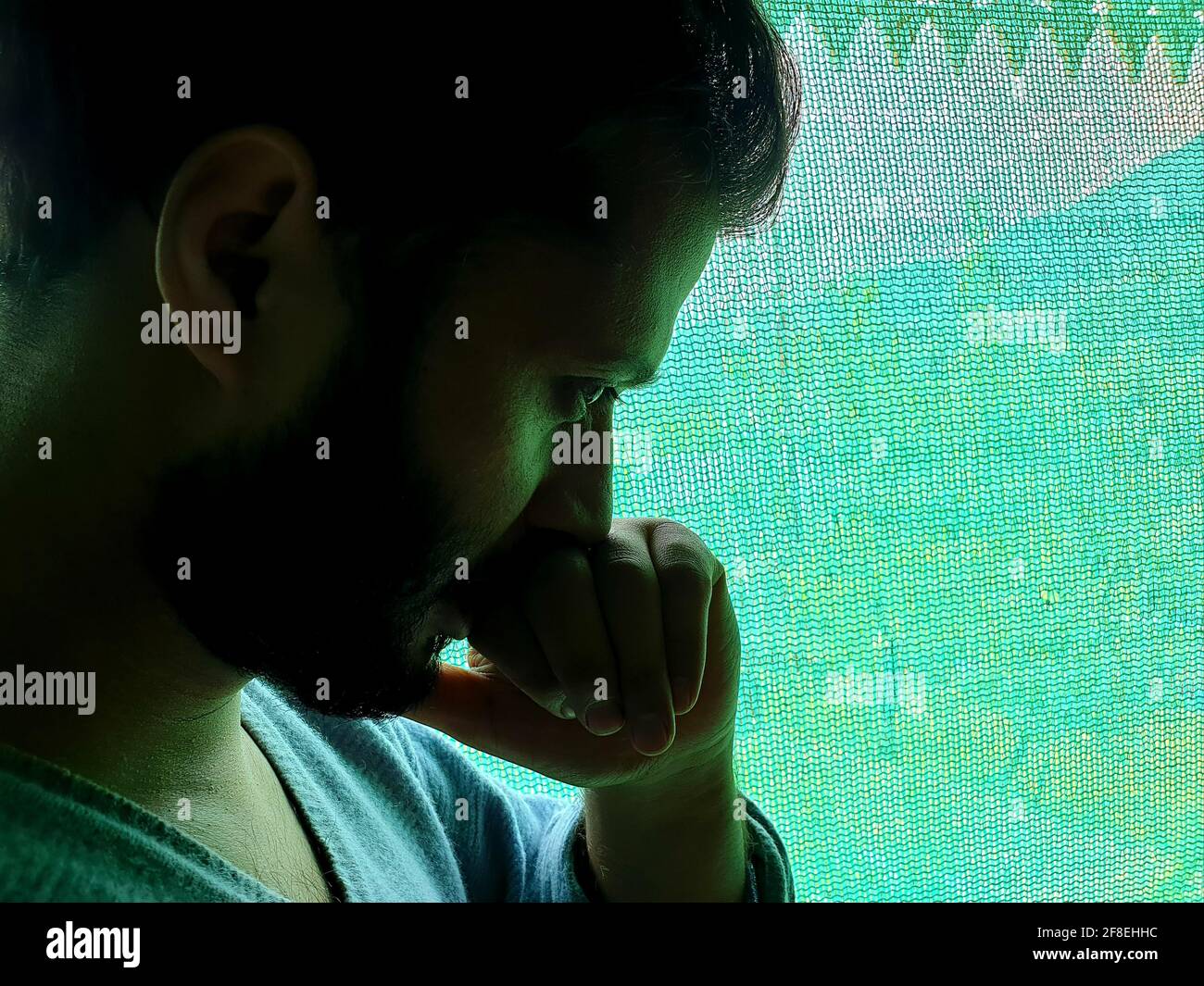 Un uomo è triste, impotente, depresso, in tensione pensa a coronavirus.Corona o cover-19 rimanere a casa sintomi pandemici virus mortale febbre tosse che copre m Foto Stock