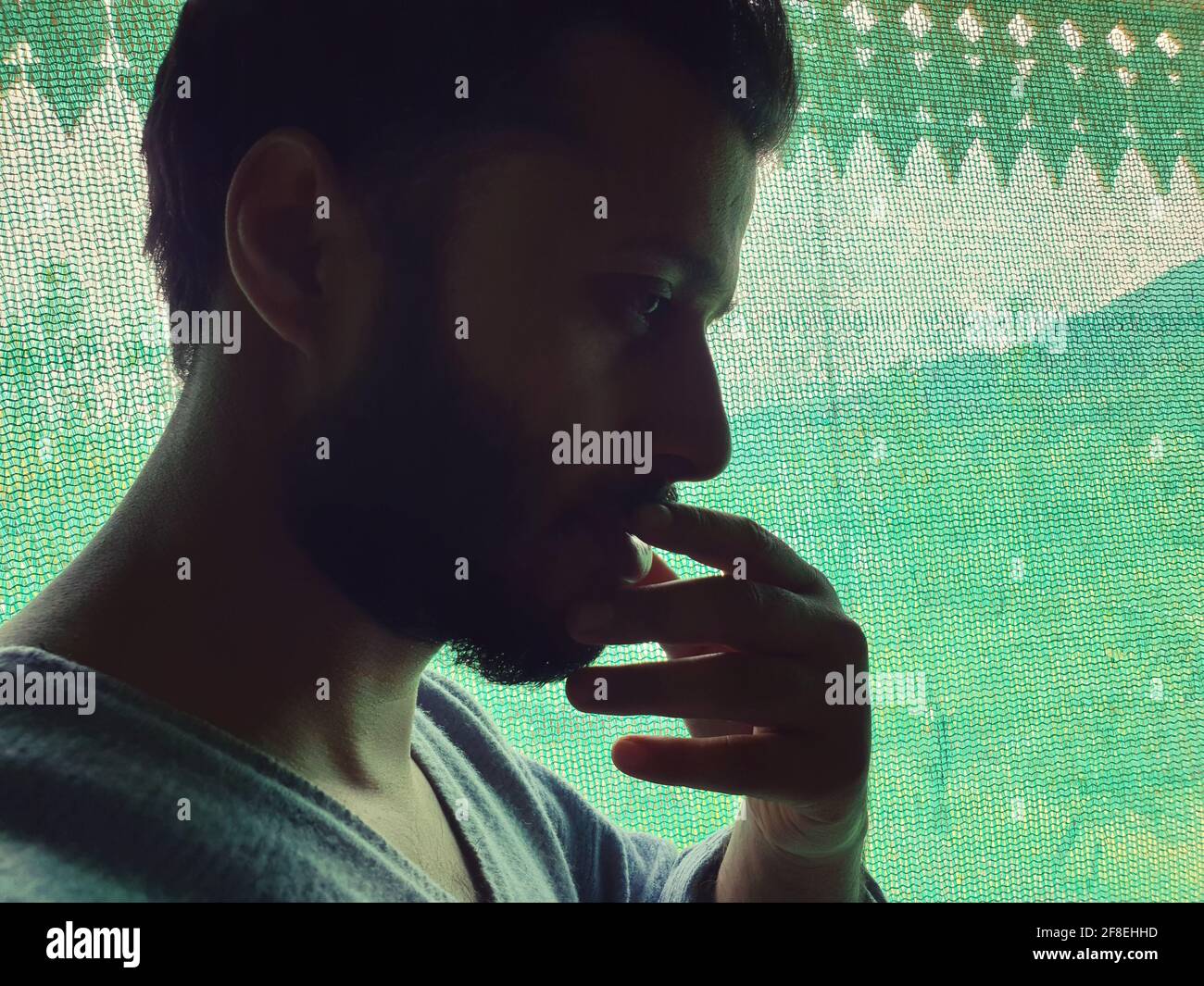 Un uomo è triste, impotente, depresso, in tensione pensa a coronavirus.Corona o cover-19 rimanere a casa sintomi pandemici virus mortale febbre tosse che copre m Foto Stock