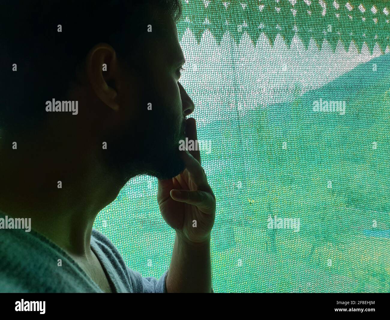 Un uomo è triste, impotente, depresso, in tensione pensa a coronavirus.Corona o cover-19 rimanere a casa sintomi pandemici virus mortale febbre tosse che copre m Foto Stock