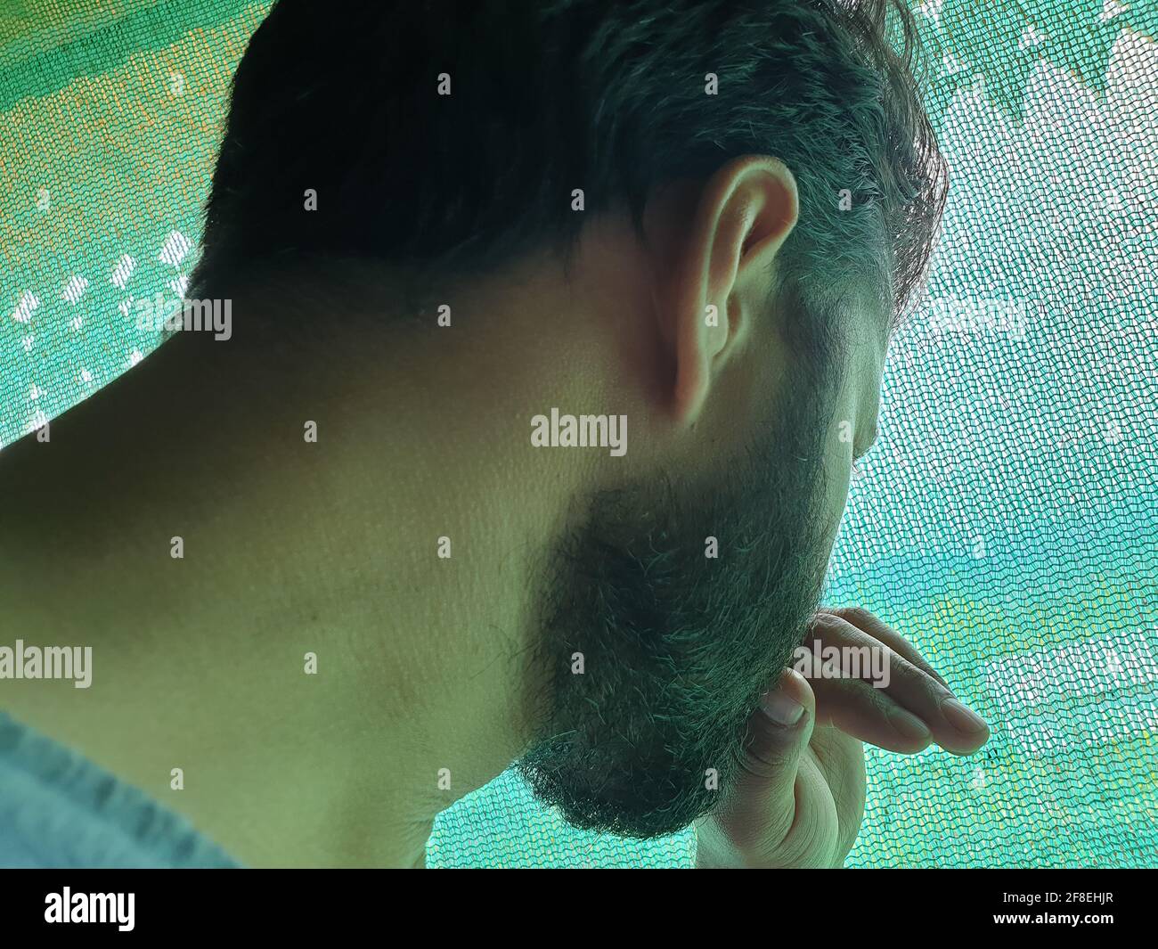 Un uomo è triste, impotente, depresso, in tensione pensa a coronavirus.Corona o cover-19 rimanere a casa sintomi pandemici virus mortale febbre tosse che copre m Foto Stock