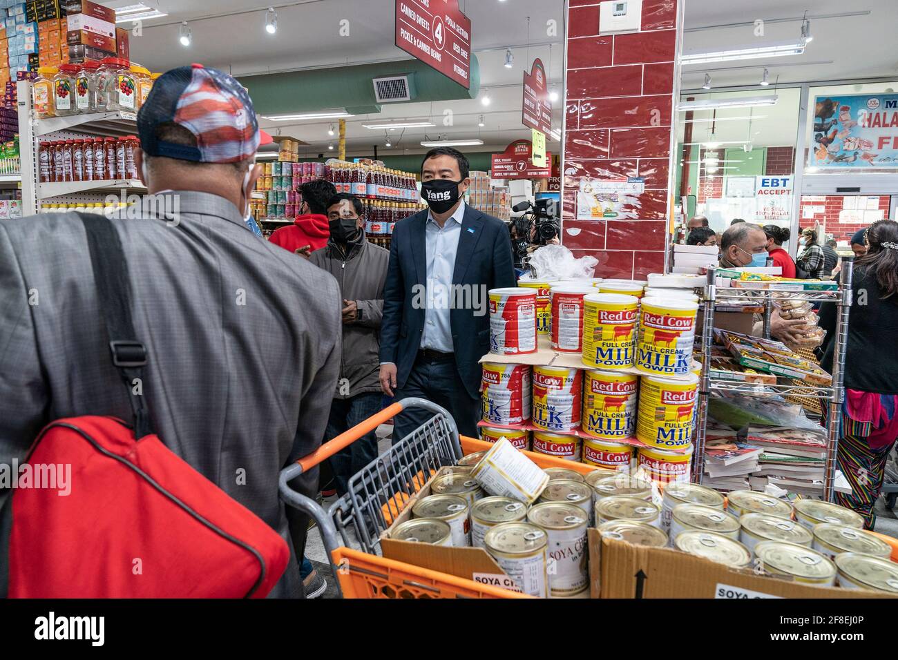 New York, Stati Uniti. 13 Apr 2021. Andrew Yang visto all'interno del negozio Apna Bazar. Il candidato mayoral Andrew Yang visita le aziende di proprietà dei musulmani il primo giorno di Ramadan nella zona di Jackson Heights delle regine a New York il 13 aprile 2021. Andrew Yang è stato Unito dal leader della comunità Morshed Alam e responsabile organizzatore per UNIRE QUI locale 100 Milano Rahman. (Foto di Lev Radin/Sipa USA) Credit: Sipa USA/Alamy Live News Foto Stock