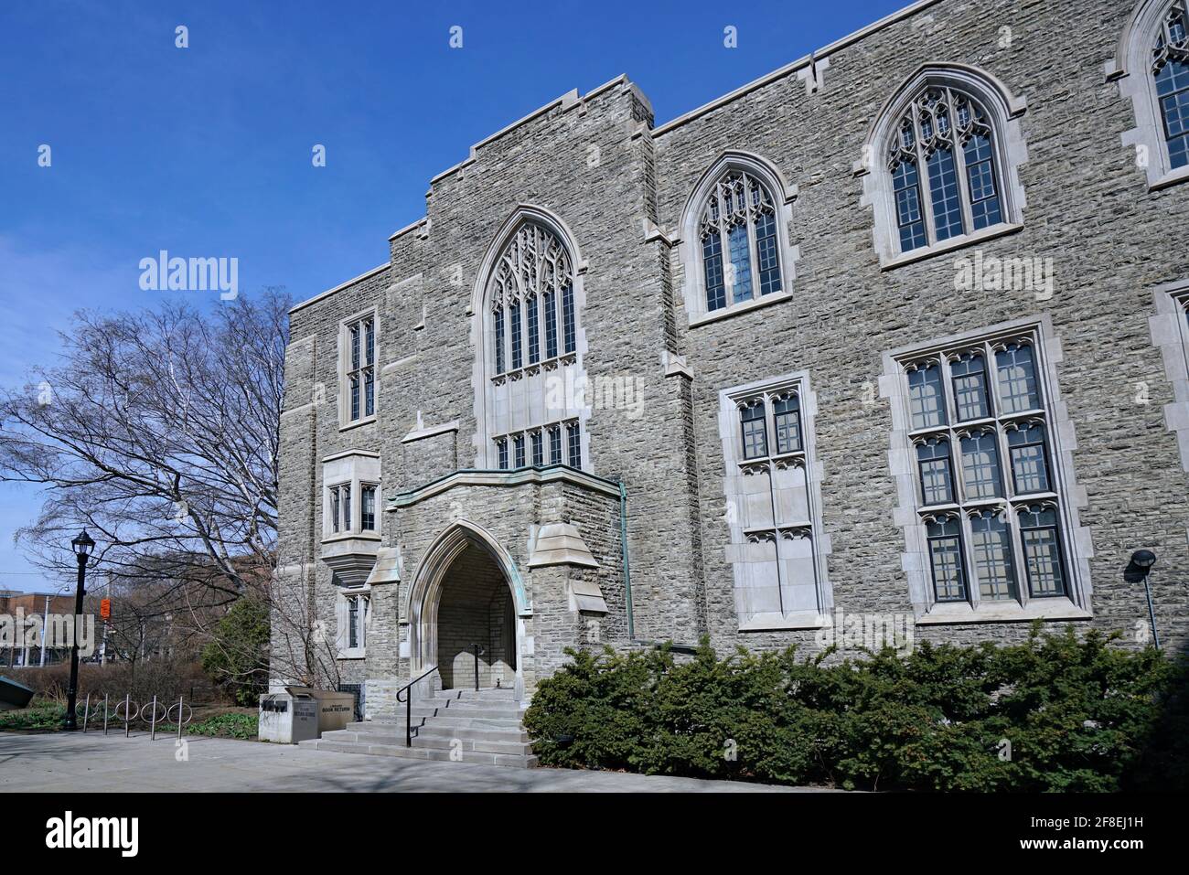 Edificio universitario in pietra di stile gotico con finestre in vetro piombo Foto Stock