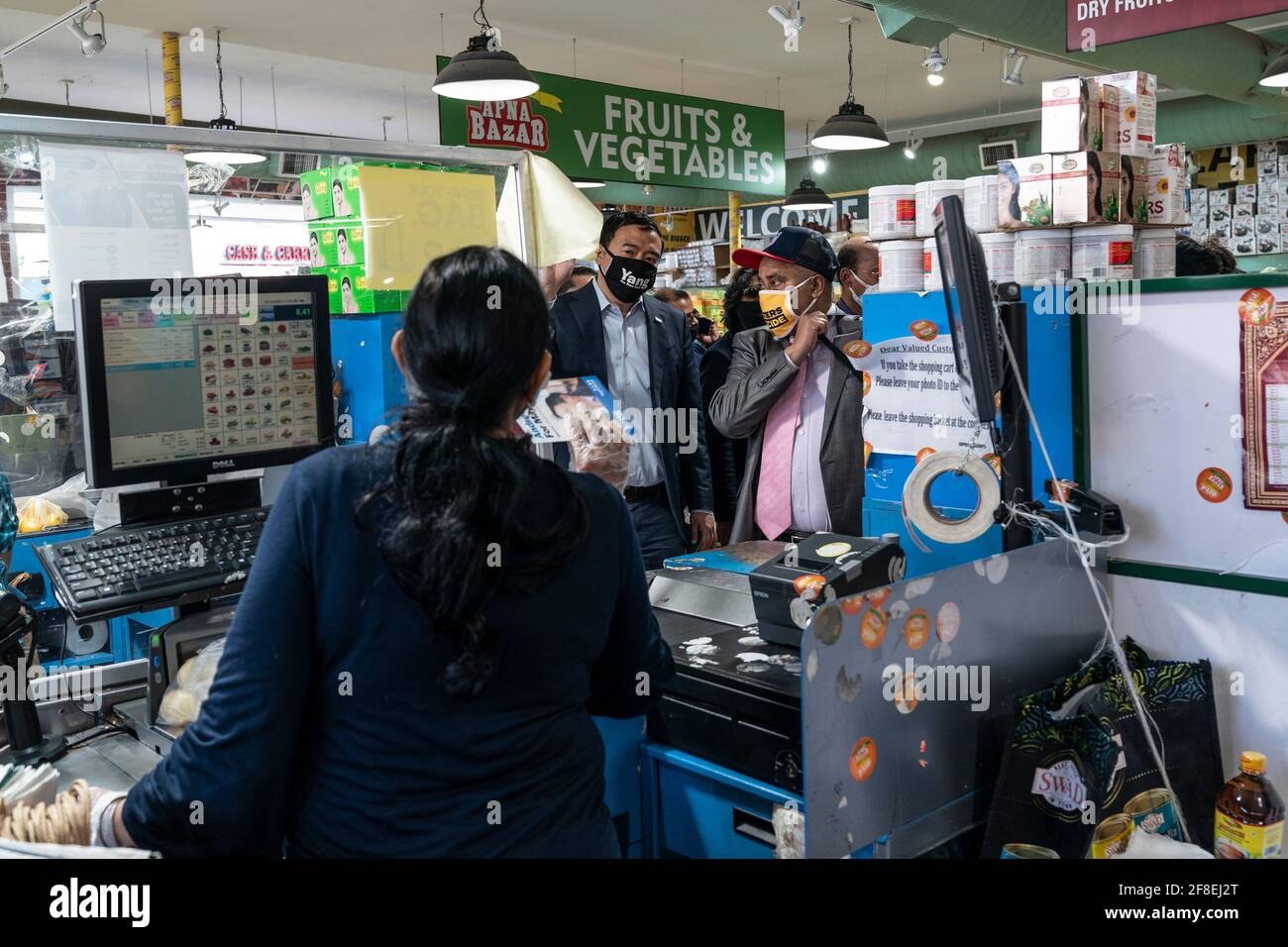 New York, Stati Uniti. 13 Apr 2021. Andrew Yang visto all'interno del negozio Apna Bazar. Il candidato mayoral Andrew Yang visita le aziende di proprietà dei musulmani il primo giorno di Ramadan nella zona di Jackson Heights delle regine a New York il 13 aprile 2021. Andrew Yang è stato Unito dal leader della comunità Morshed Alam e responsabile organizzatore per UNIRE QUI locale 100 Milano Rahman. (Foto di Lev Radin/Sipa USA) Credit: Sipa USA/Alamy Live News Foto Stock