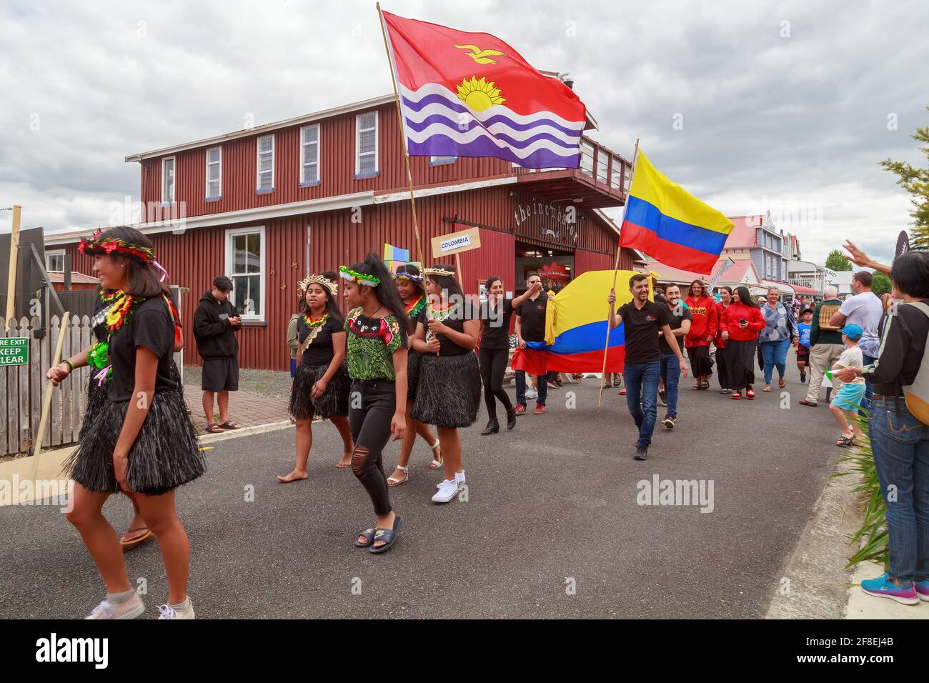 Persone di Kiribati e Colombia che volano le loro bandiere nazionali in un festival multiculturale. Tauranga, Nuova Zelanda Foto Stock
