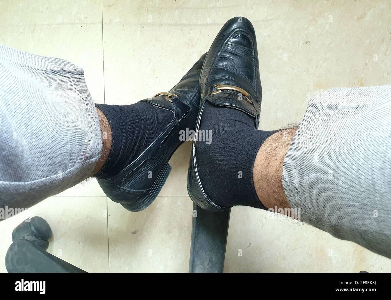 Calze nere e scarpe nere in stile ufficio, colore bianco, ultima moda. Foto Stock