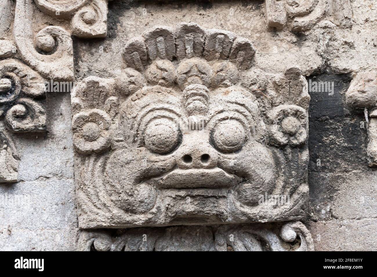 Scultura in pietra all'esterno di un tempio di un villaggio indù balinese, Bali, Indonesia Foto Stock