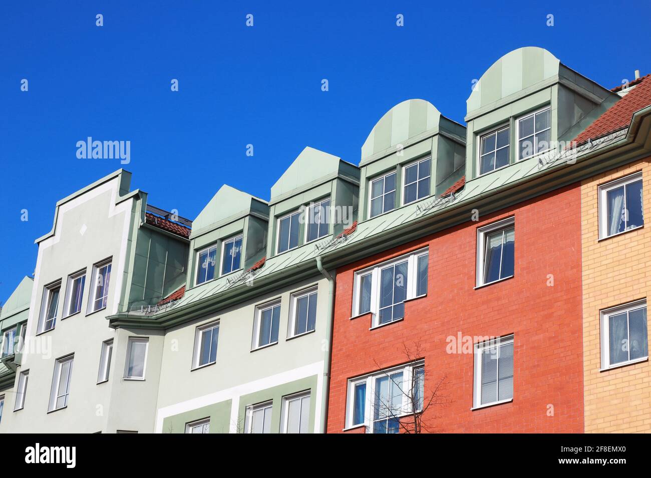 Vista ad angolo basso di un edificio residenziale a più piani costruito all'inizio degli anni '90. Foto Stock