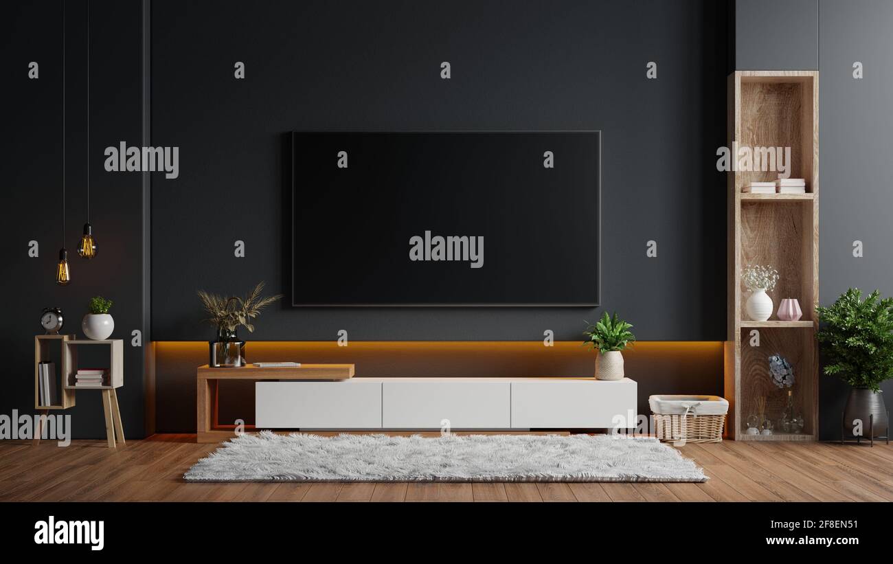 Mockup una parete TV montata in una stanza buia con una parete nera.rendering  3d Foto stock - Alamy