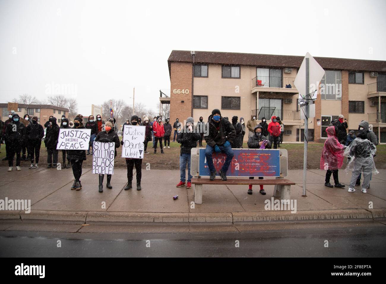 Brooklyn Center, Minnesota, Stati Uniti. 13 Apr 2021. 13 aprile 2021 - Brooklyn Center, Minnesota, USA: I dimostranti tengono la loro veglia dall'altra parte della strada rispetto al quartier generale del Brooklyn Center Police Department, dove uno dei suoi ex ufficiali era coinvolto nell'uccisione di Daunte Wright. Wright, 20 anni, del Brooklyn Center, Minnesota, fu ucciso durante una sosta di Kim Potter, allora un ufficiale della polizia del Brooklyn Center. Brooklyn Center è un sobborgo immediatamente a nord di Minneapolis. Credit: Henry Pan/ZUMA Wire/Alamy Live News Foto Stock