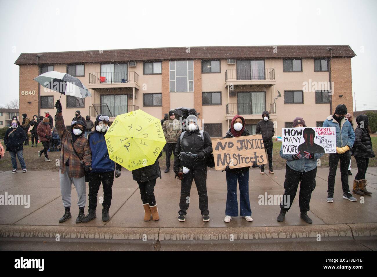 Brooklyn Center, Minnesota, Stati Uniti. 13 Apr 2021. 13 aprile 2021 - Brooklyn Center, Minnesota, USA: I dimostranti tengono la loro veglia dall'altra parte della strada rispetto al quartier generale del Brooklyn Center Police Department, dove uno dei suoi ex ufficiali era coinvolto nell'uccisione di Daunte Wright. Wright, 20 anni, del Brooklyn Center, Minnesota, fu ucciso durante una sosta di Kim Potter, allora un ufficiale della polizia del Brooklyn Center. Brooklyn Center è un sobborgo immediatamente a nord di Minneapolis. Credit: Henry Pan/ZUMA Wire/Alamy Live News Foto Stock