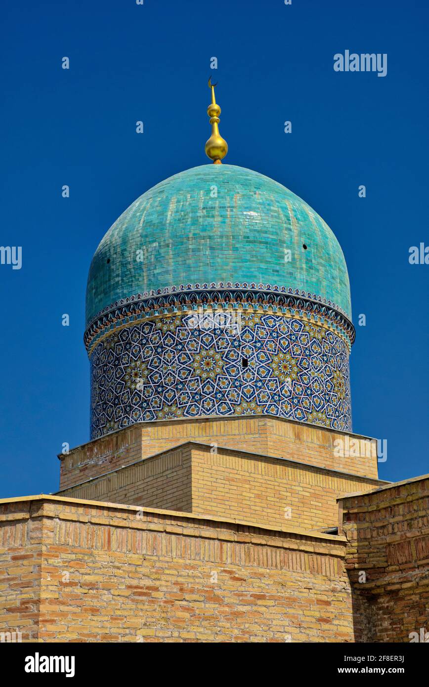 Nei vecchi tempi calotte della cupola del Il Mausoleo di Suyundzh-Khan è stato decorato con piastrelle blu cielo e il tamburo della cupola è stato decorato con mosai Foto Stock