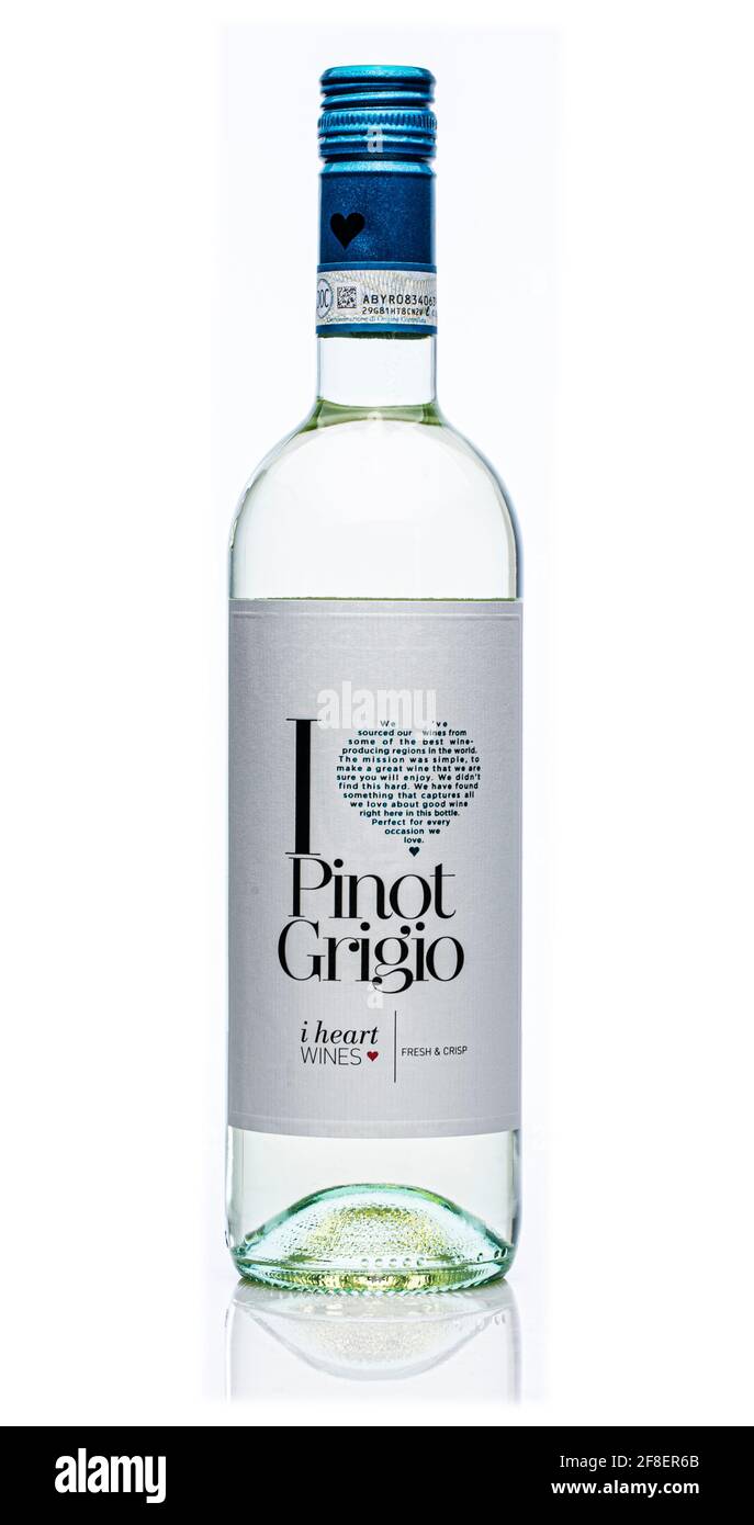 SWINDON, UK - 14 APRILE 2021: Bottiglia di i heart wines Pino Grigio bianco su fondo bianco. Foto Stock