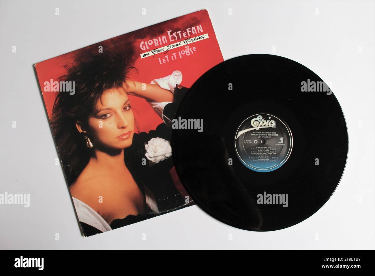 Salsa & pop cantante & band Gloria Estefan e Miami Sound Machine album di musica su disco LP con dischi in vinile. Intitolato Let IT Loose qualsiasi cosa per la copertina dell'album Foto Stock