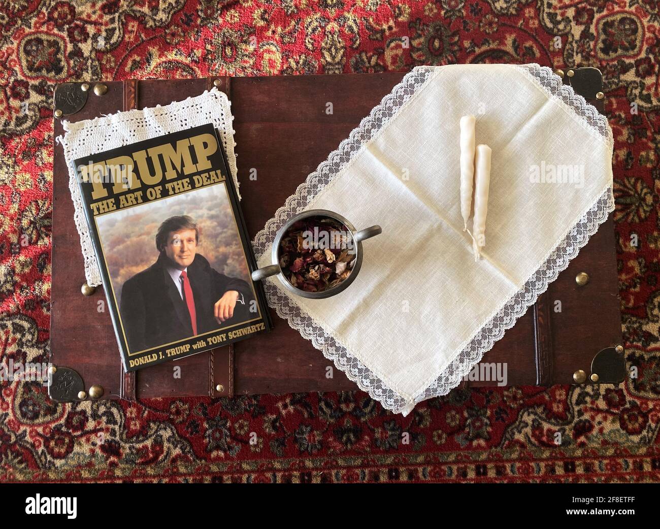 The Art of the Deal intitolato libro di Donald Trump, dove scrive sui suoi accordi immobiliari, sulle tecniche di negoziazione e sul superamento delle barriere nel business Foto Stock