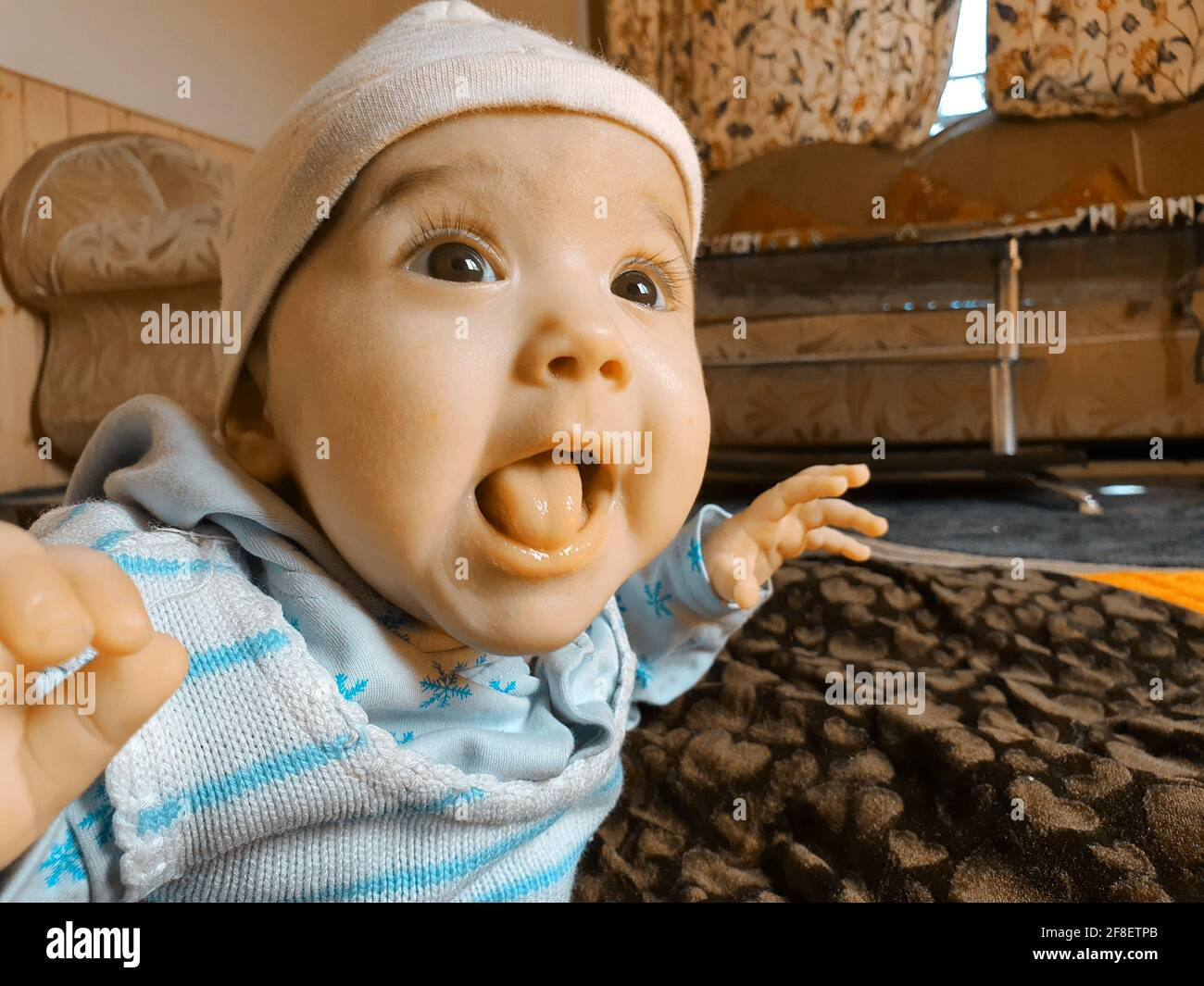 Sorridere bambino fotografie a casa sotto coperta sembra bello. Foto digitali e 4k di bambini. Foto Stock