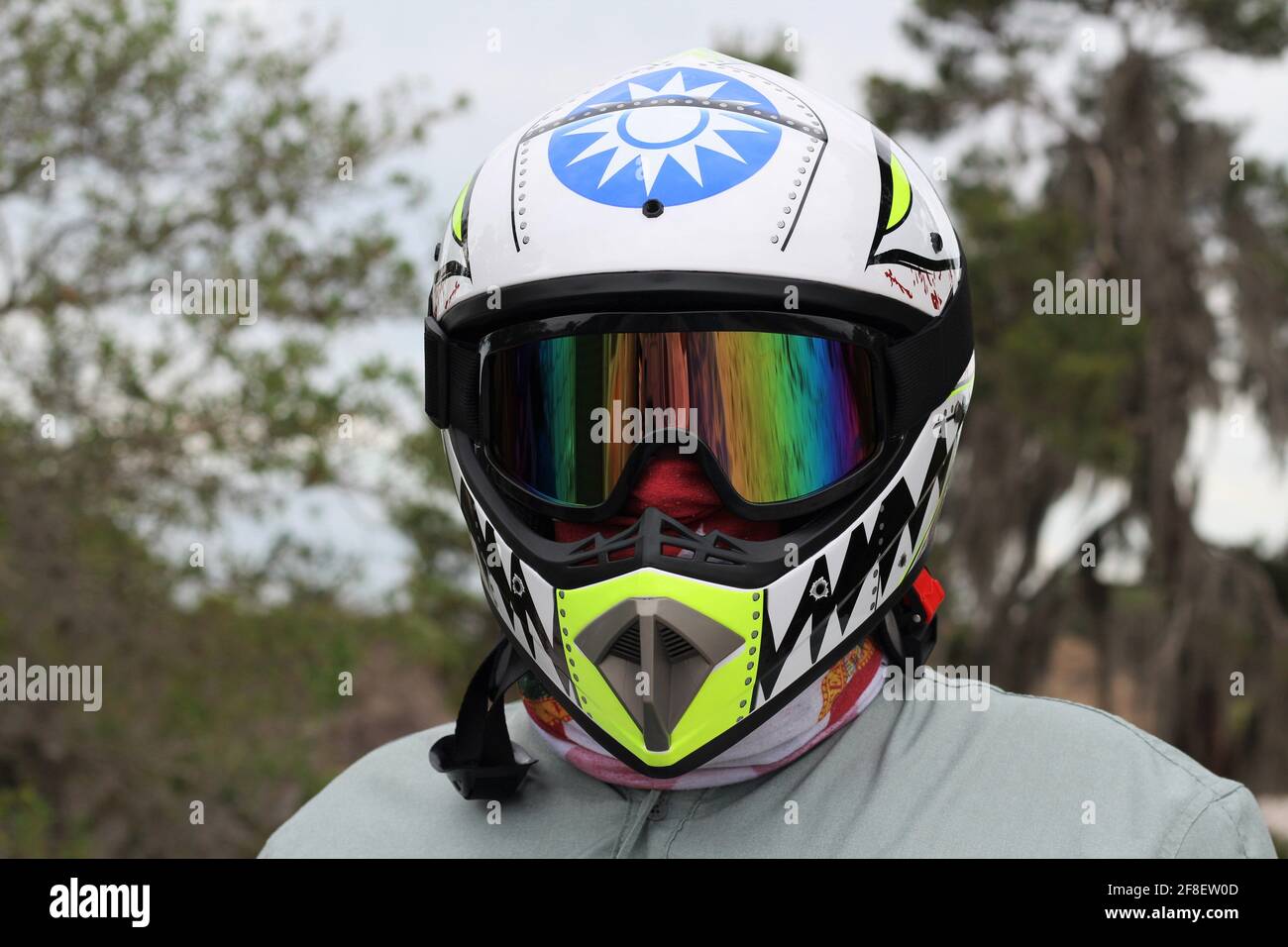 Uomo in un casco da moto YEMA, una vista da vicino, un motociclista atv indossare occhiali da sci. World Adventure rider. Bici turistica. Spedizione di attrezzature. Estate Foto Stock