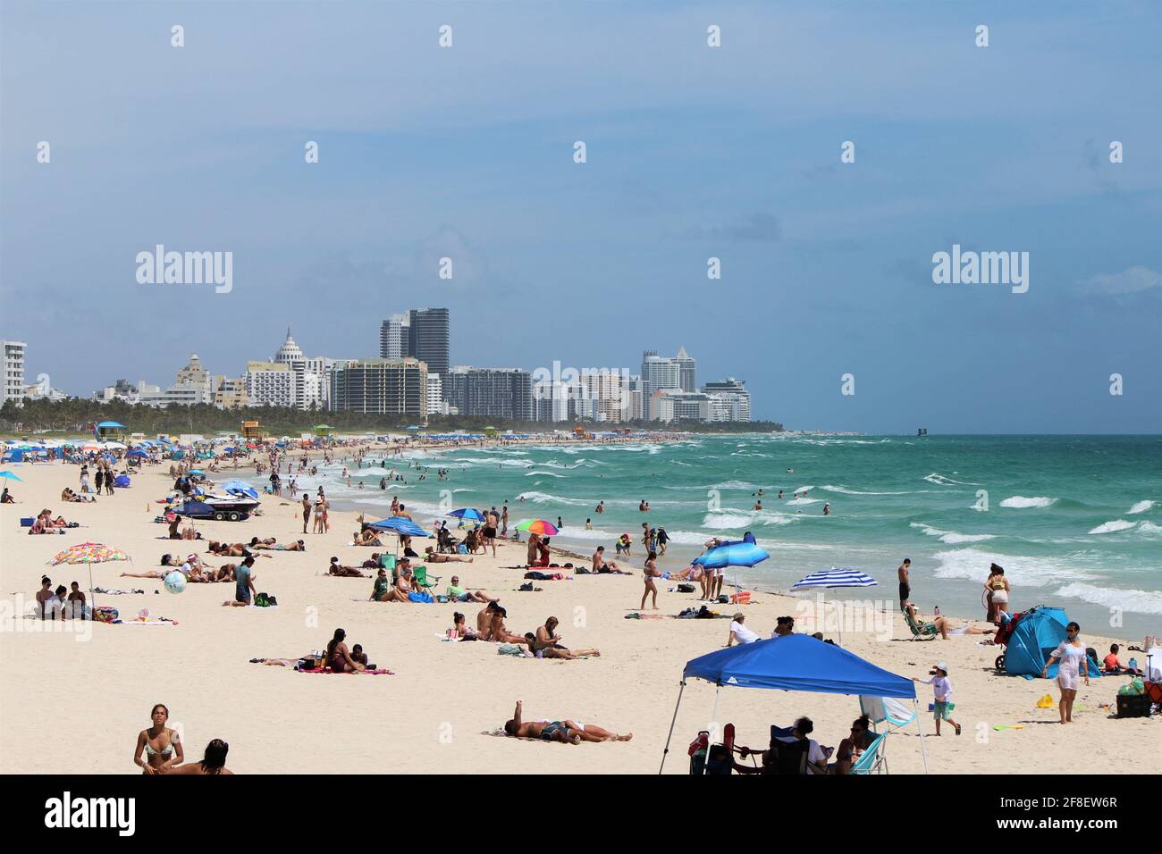 I turisti, le famiglie e gli spring breakers a South Pointe Beach a Miami Beach, Florida. Rottura della molla 2021 Foto Stock