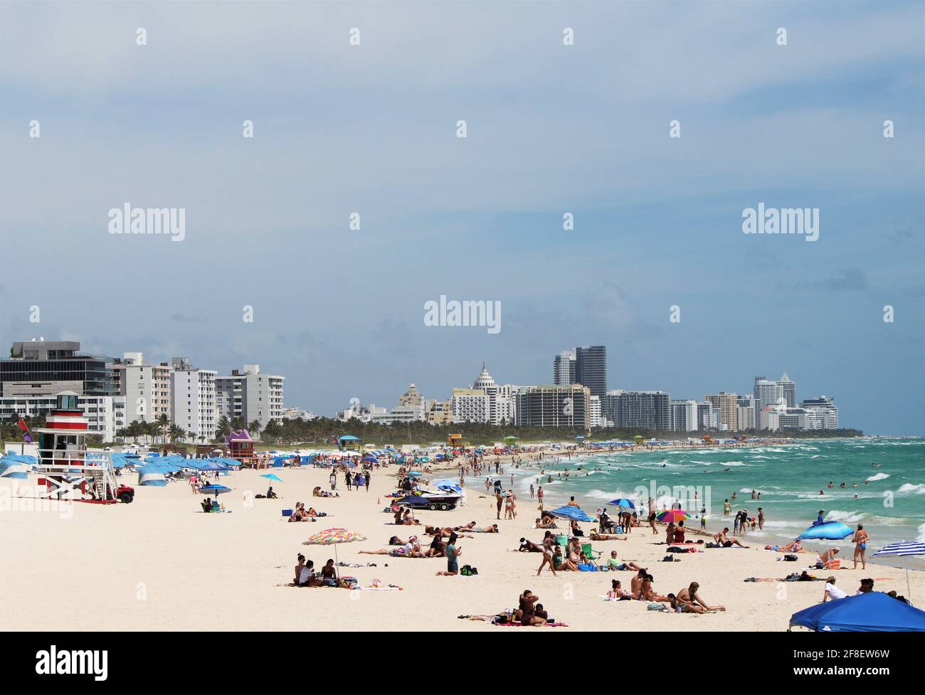 I turisti, le famiglie e gli spring breakers a South Pointe Beach a Miami Beach, Florida. Rottura della molla 2021 Foto Stock