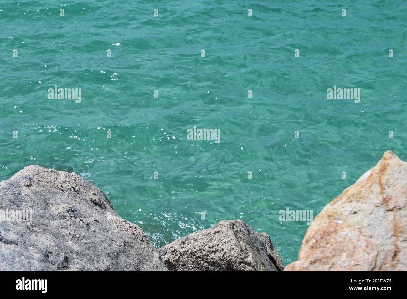 Bellissima acqua cristallina dell'oceano che colpisce le rocce sul South Point Pier Park a Miami Beach, Florida, copyspace Foto Stock