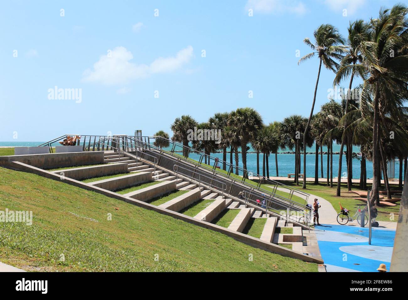 Allenamento all'aperto e parco acquatico con passi per correre e allenarsi per chi desidera allenarsi all'aperto a South Pointe Park Miami Beach, Florida. Foto Stock