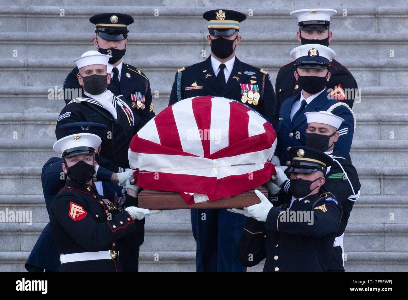 Il cazzo dell'ufficiale della polizia del Campidoglio americano William Evans è portato da una guardia d'onore del servizio congiunto lungo i gradini del fronte est del Campidoglio degli Stati Uniti dopo essere stato in onore nella Capitol Rotunda, a Washington, DC, USA, il 13 aprile 2021. Una 'tributa e la cerimonia di menzogna in onore' si è svolta per l'ufficiale Evans, che è stato ucciso e un altro ufficiale ferito nella linea di servizio quando un sospetto ha fatto scalzare un veicolo all'entrata nord del Campidoglio, il 02 aprile. Foto di Michael Reynolds/piscina/ABACAPRESS.COM Foto Stock
