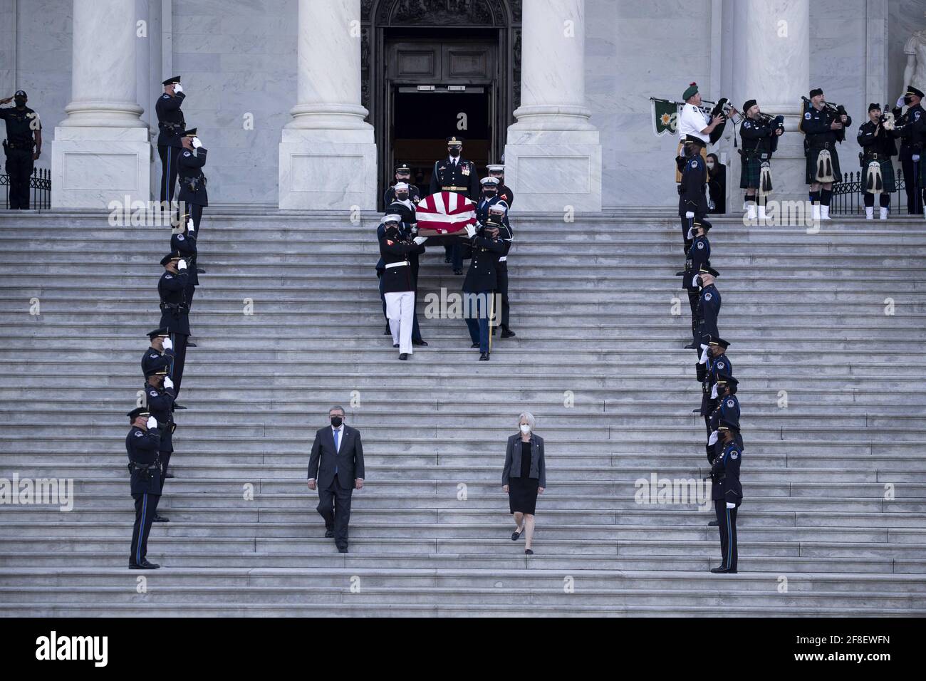 Il cazzo dell'ufficiale della polizia del Campidoglio americano William Evans è portato da una guardia d'onore del servizio congiunto lungo i gradini del fronte est del Campidoglio degli Stati Uniti dopo essere stato in onore nella Capitol Rotunda, a Washington, DC, USA, il 13 aprile 2021. Una 'tributa e la cerimonia di menzogna in onore' si è svolta per l'ufficiale Evans, che è stato ucciso e un altro ufficiale ferito nella linea di servizio quando un sospetto ha fatto scalzare un veicolo all'entrata nord del Campidoglio, il 02 aprile. Foto di Michael Reynolds/piscina/ABACAPRESS.COM Foto Stock