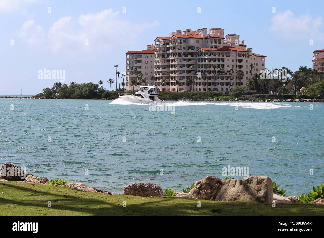 Yacht presso il porto marittimo di Miami presso la spiaggia di South Pointe a Miami Beach, Florida, con vista sullo sfondo dei condomini di Palazzo del Sol a Fisher Island Foto Stock