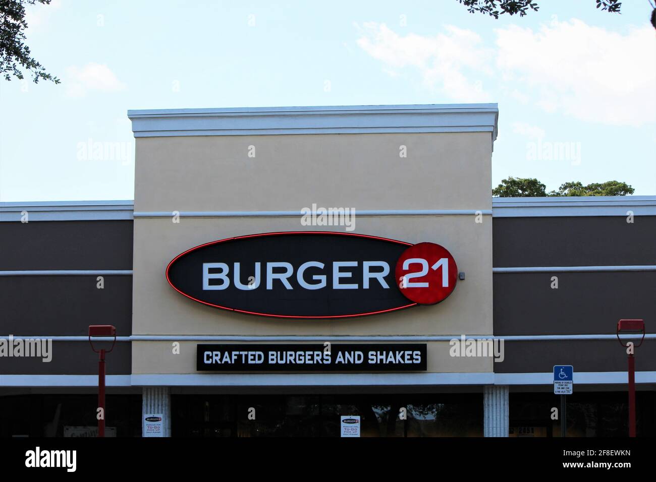 Burger 21 edificio di fronte al magazzino. Catena di servizi da banco che propone hamburger creativi, patatine fritte e frullati in uno spazio moderno con un bar con salsa. Foto Stock