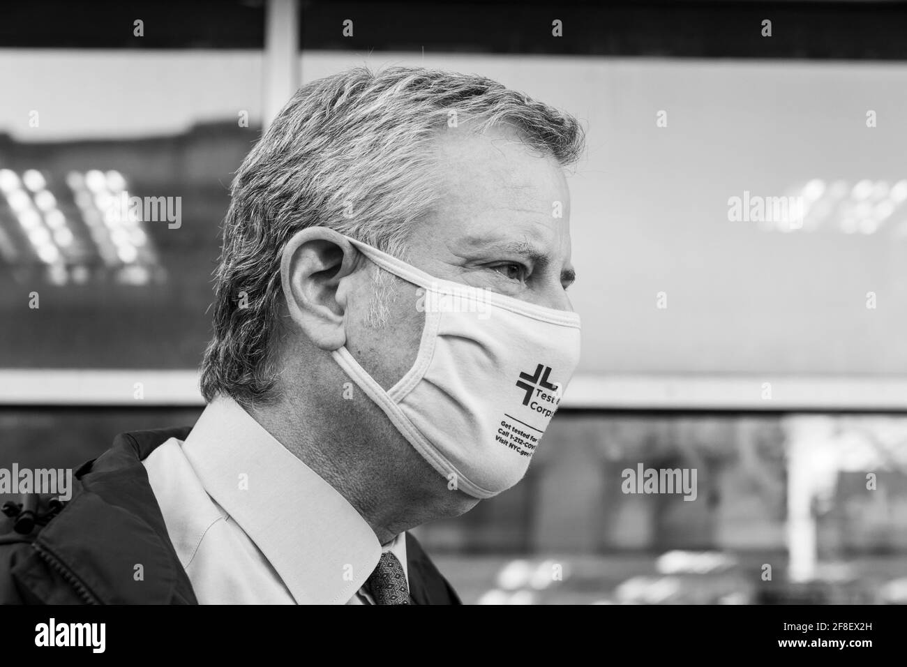New York, NY - 13 aprile 2021: Il sindaco Bill de Blasio partecipa alla Giornata d'azione dell'unità di impegno pubblico sulla 125a strada dove ha esortato le persone a vaccinarsi Foto Stock