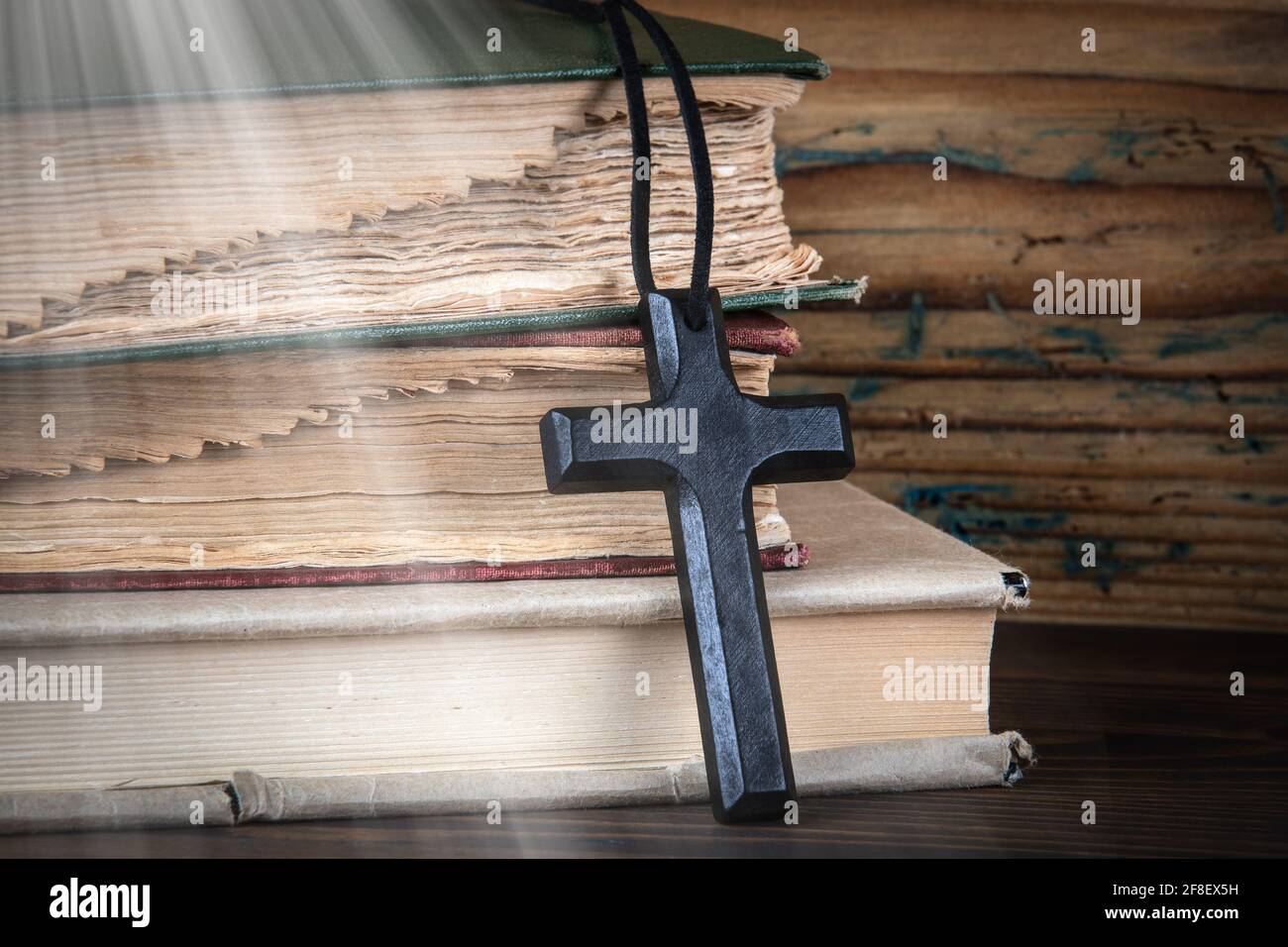 Pila di libri su sfondo di legno. Religione, cultura e conoscenza. Foto Stock