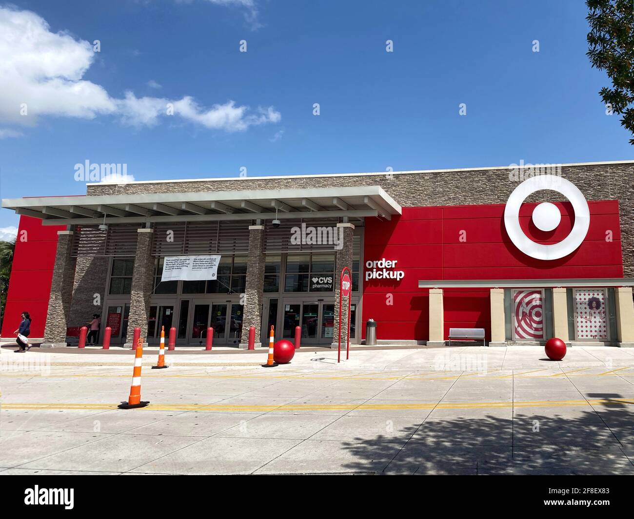 Vista all'aperto del supermercato Target Store e cartello per il ritiro dell'ordine che informa gli acquirenti sul luogo di ritiro degli ordini online Foto Stock