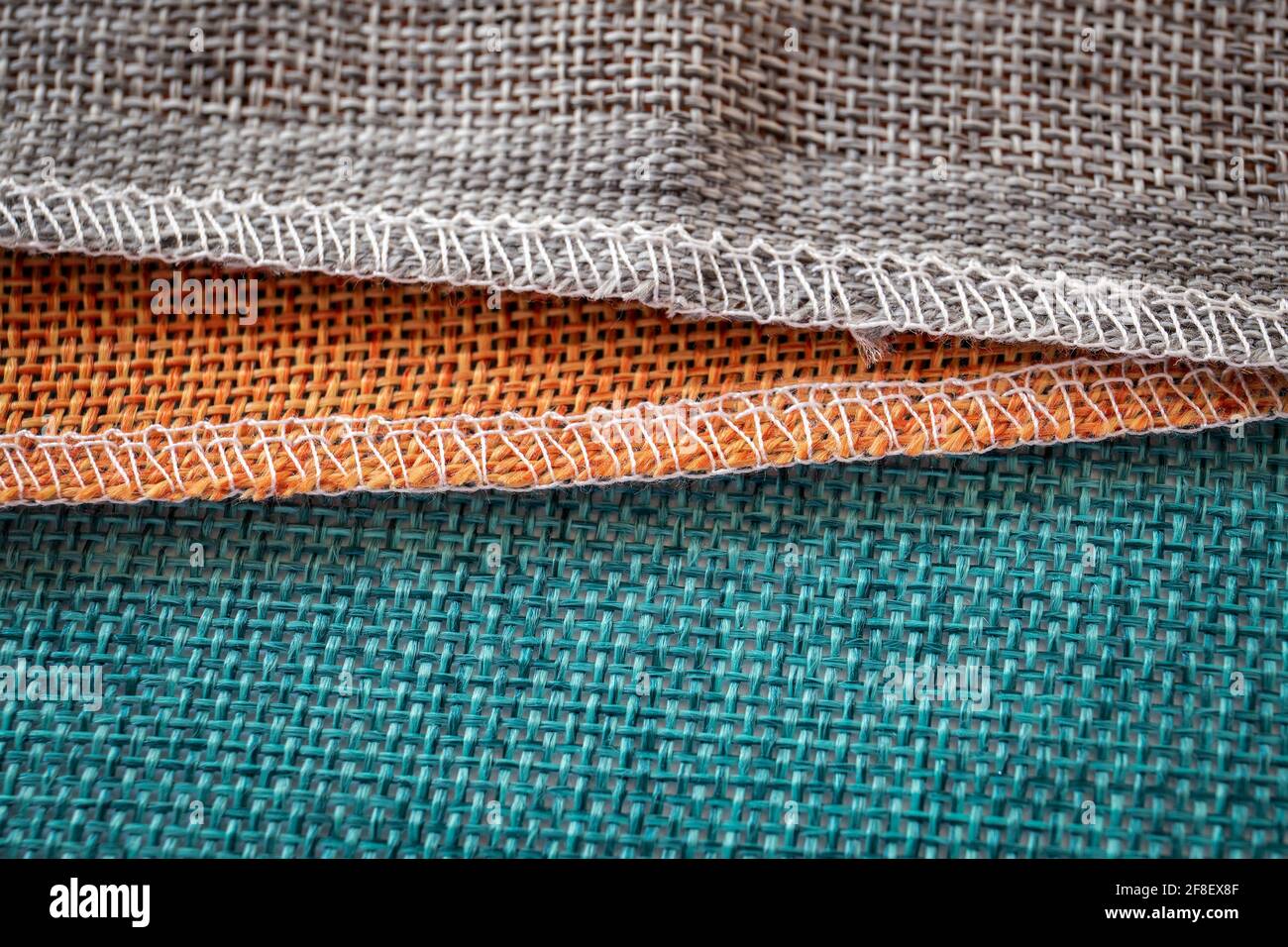 Tessuti arancio, verde e marrone. Tessuto per decorazione, sfondi e opere creative. Foto Stock