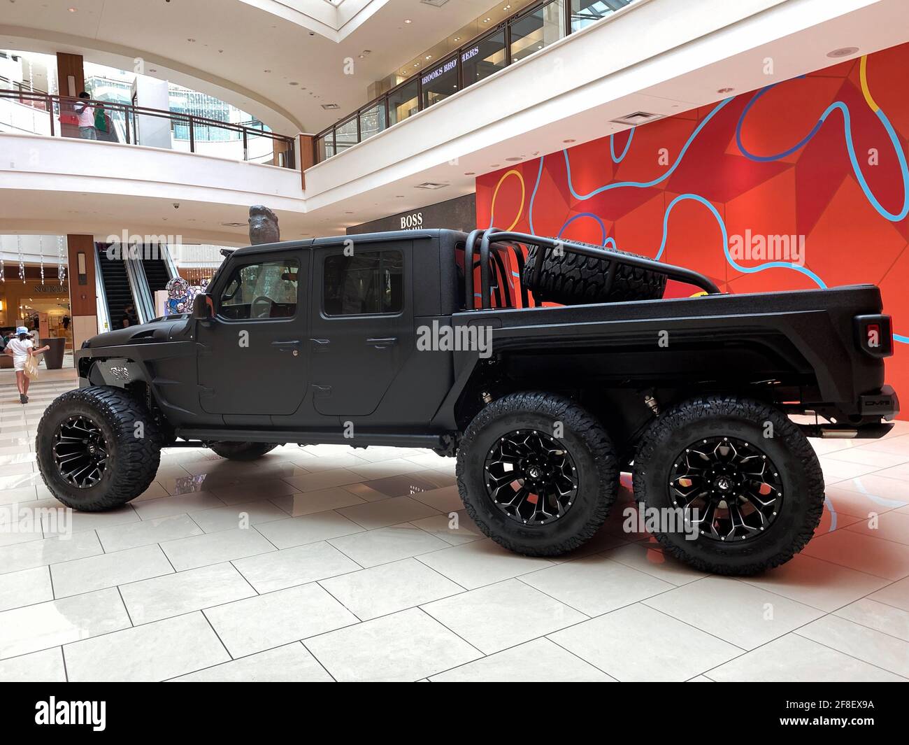 6x6 Jeep Gladiator dalla società in modo Flo Jeeps. Creato mediante la nuova trasmissione a ingranaggi e il riassemblaggio del suo assale 5.13. Sistema di sospensioni ammortizzatori Falcon Premium Lift Foto Stock