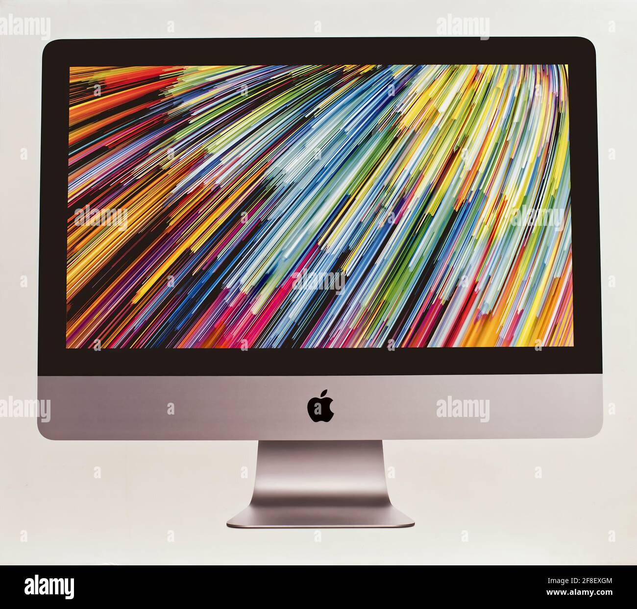 Nuovo personal computer iMac da 21,5 pollici realizzato da Apple Computers, isolato su sfondo bianco. Vista frontale Foto Stock
