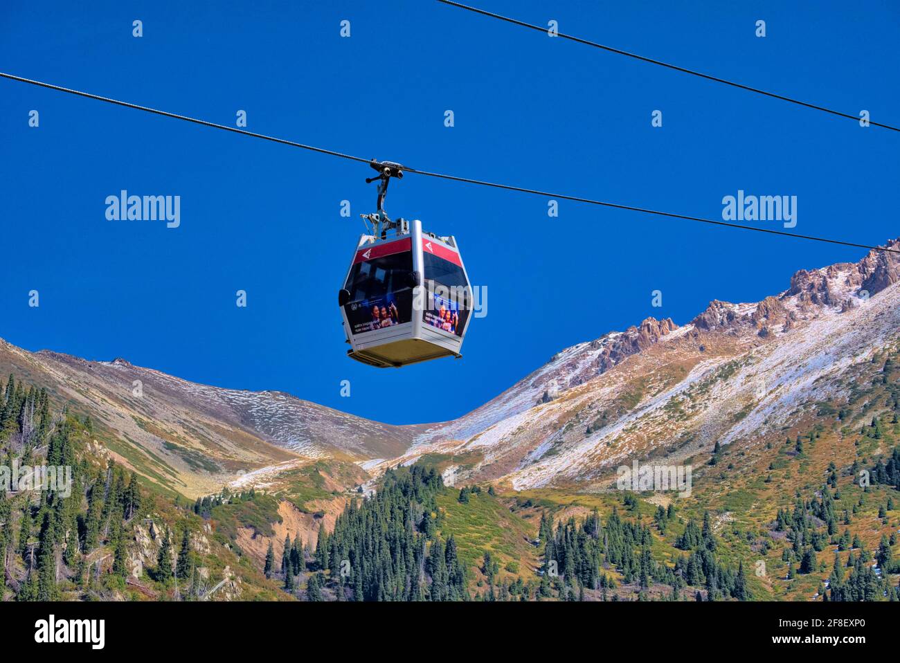 La stazione sciistica di Shymbulak si trova nella parte alta della Valle del Medeu, nella catena montuosa di Zaiilisky Alatau. Il resort può essere raggiunto in gondola c Foto Stock