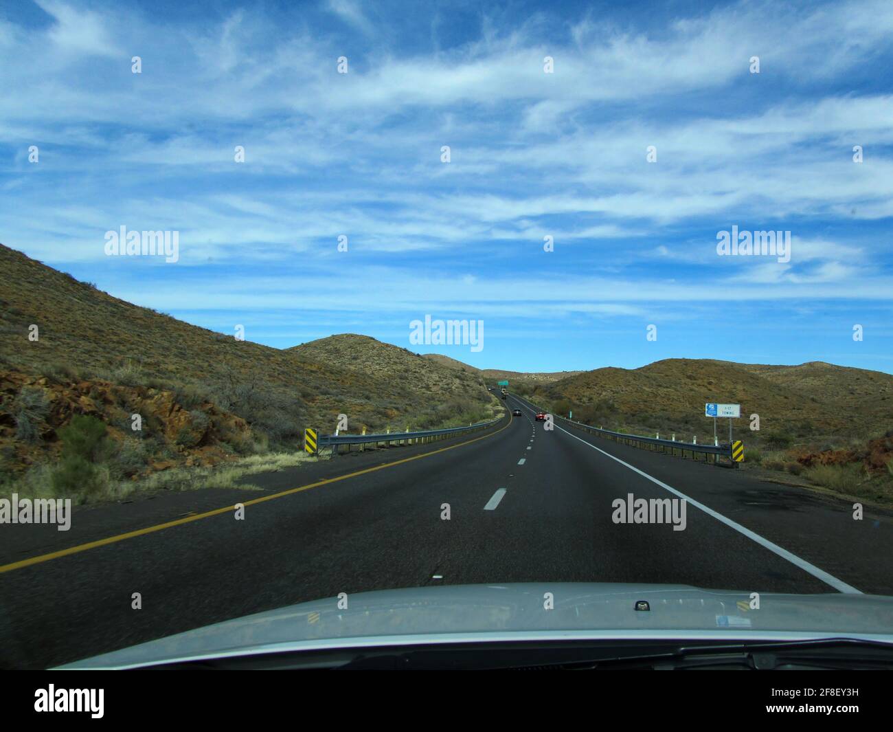 vista panoramica fuori dalla macchina lungo la strada in le montagne Foto Stock