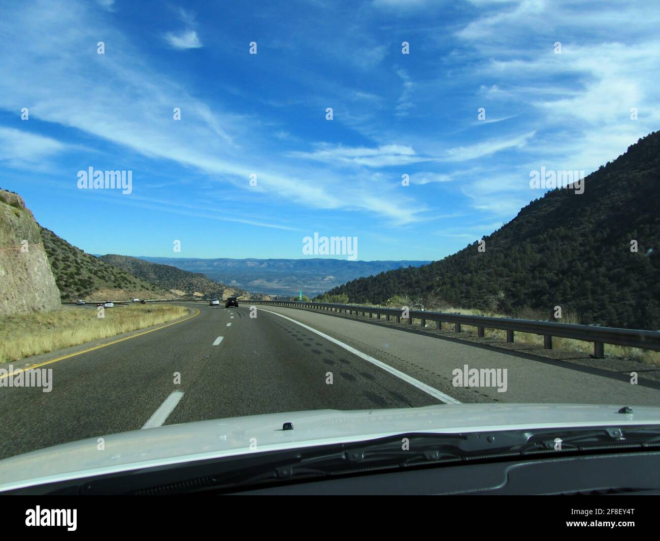 vista panoramica fuori dalla macchina lungo la strada in le montagne Foto Stock