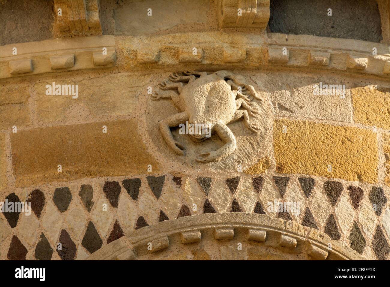Issoire, segno zodiacale (cancro), chiesa romana di Saint-Austremoine, dipartimento Puy de Dome, Auvergne Rodano Alpi, Francia, Auvergne, Francia, Europa Foto Stock