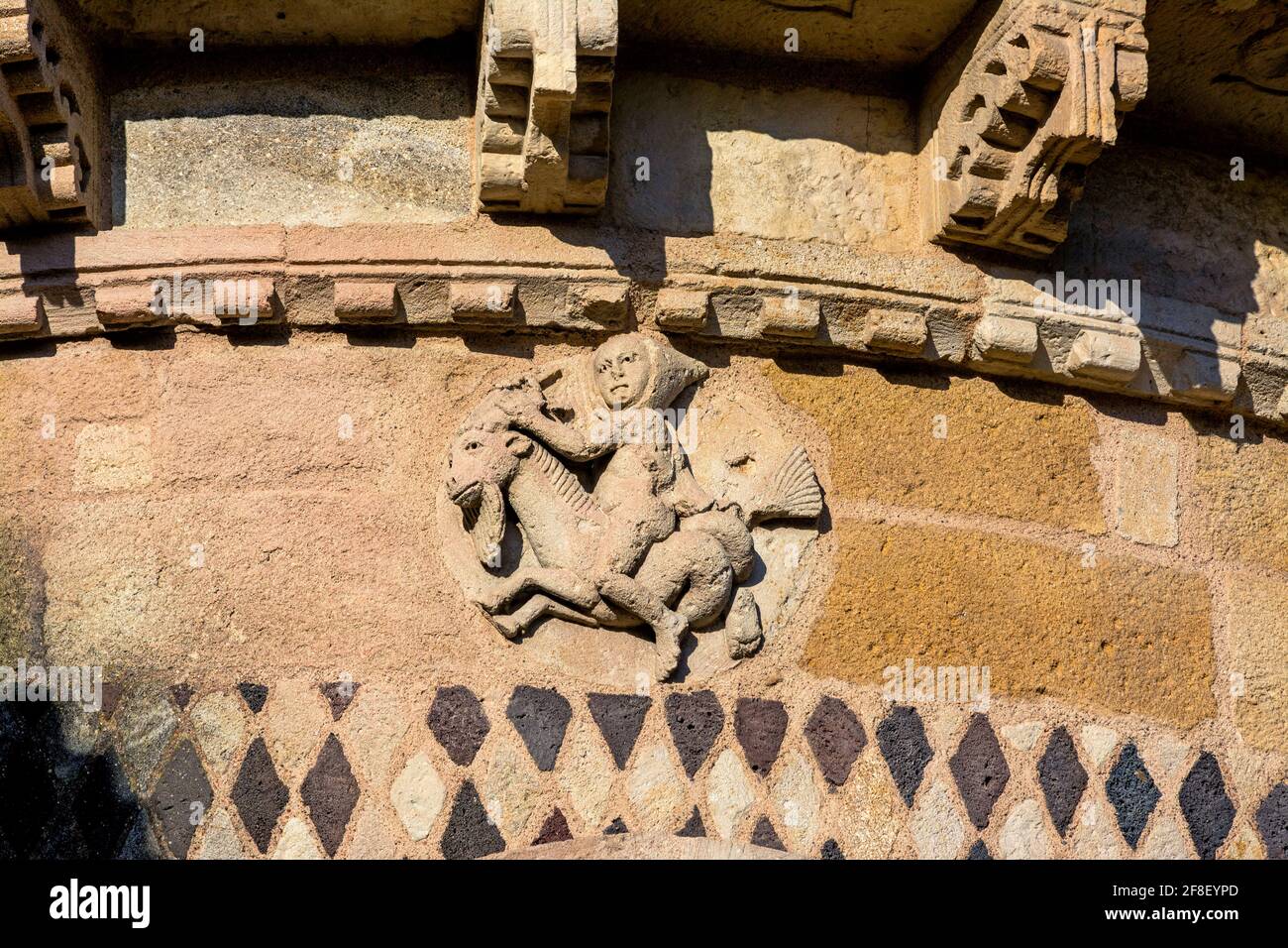 Issoire, segno zodiacale (Capricorno), chiesa romana di Saint-Austremoine, dipartimento Puy de Dome, Auvergne Rodano Alpi, Francia Foto Stock