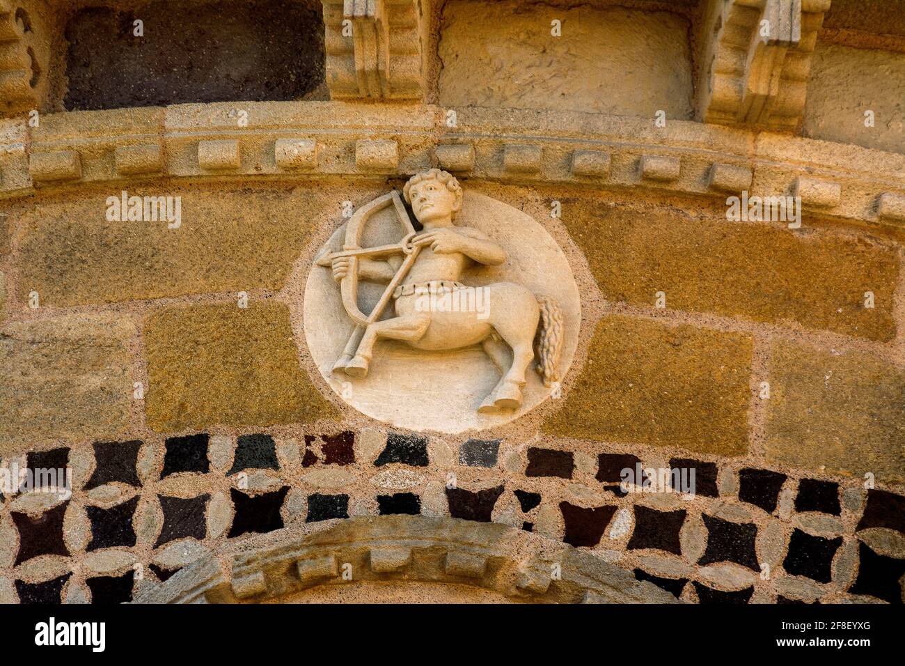 Issoire, segno zodiacale (Sagittario), chiesa romana di Saint-Austremoine, dipartimento Puy de Dome, Auvergne Rodano Alpi, Francia, Auvergne, Francia Foto Stock