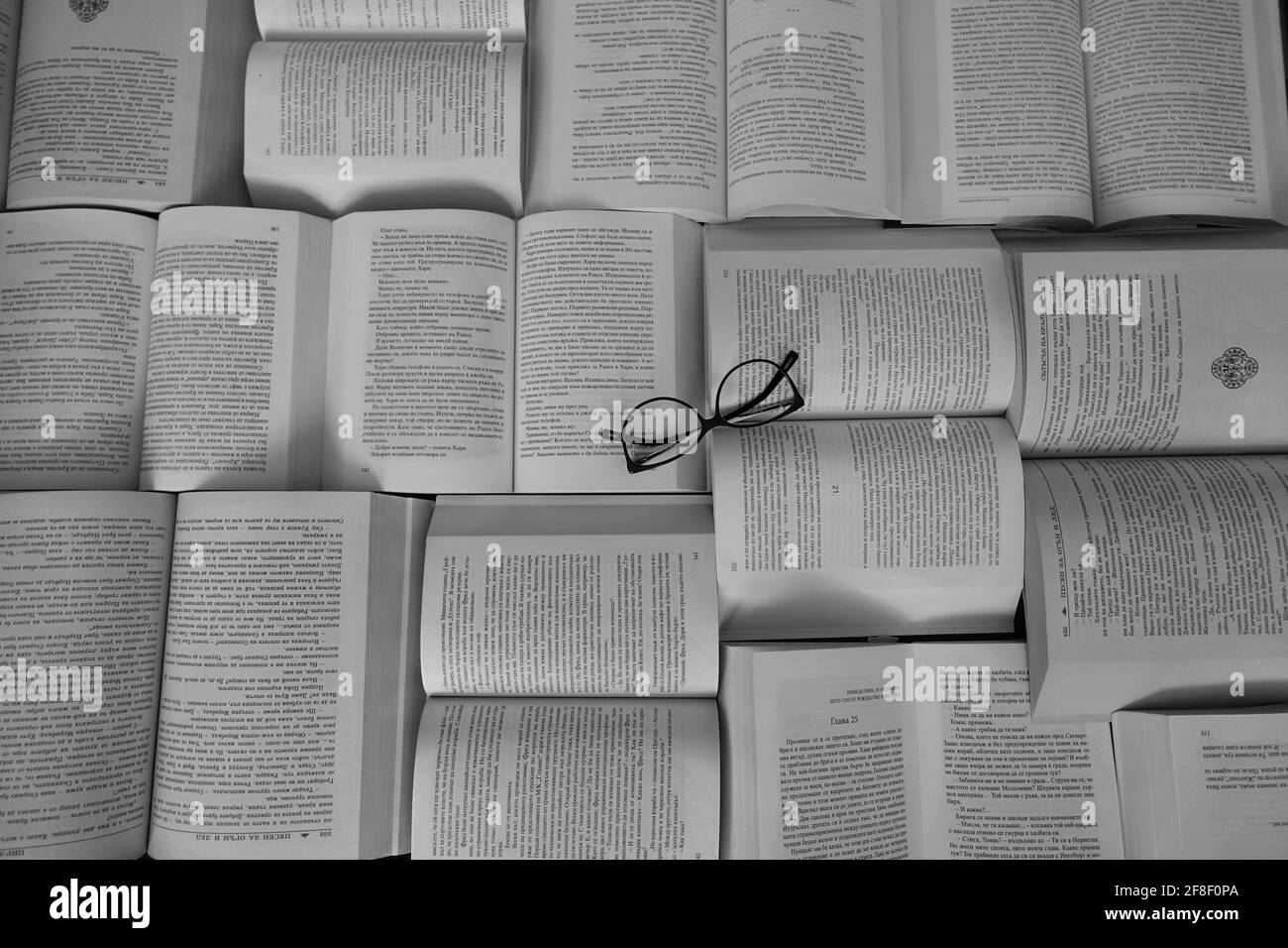 pochi libri aperti con bicchieri in cima Foto Stock