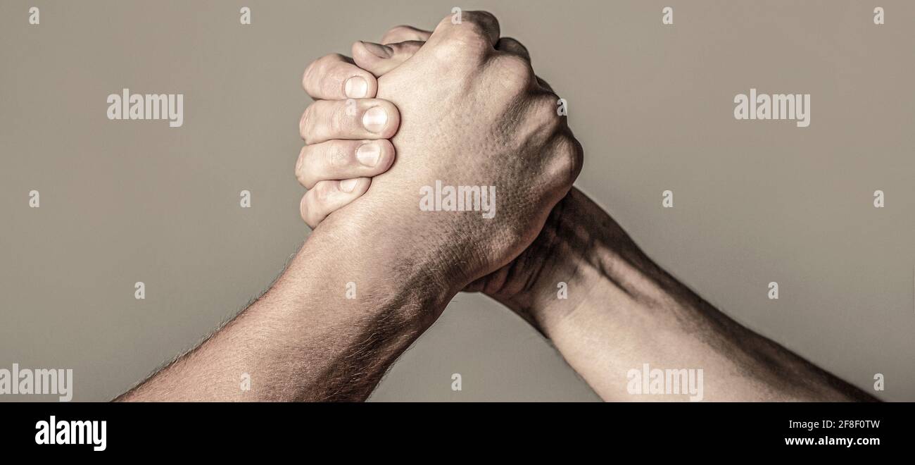 Lottando con le braccia. Chiudi. Stretta di mano amichevole, saluto degli amici, lavoro di squadra, amicizia. Stretta di mano, armi, amicizia. Rivalità della mano contro forza della sfida Foto Stock