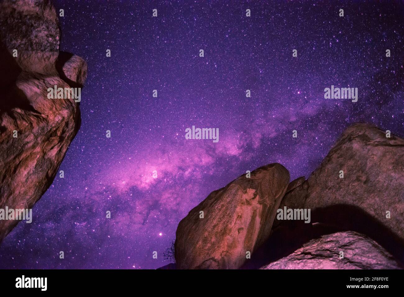 Cielo stellato di notte con Via Lattea sopra enormi rocce dentro Namibia Foto Stock
