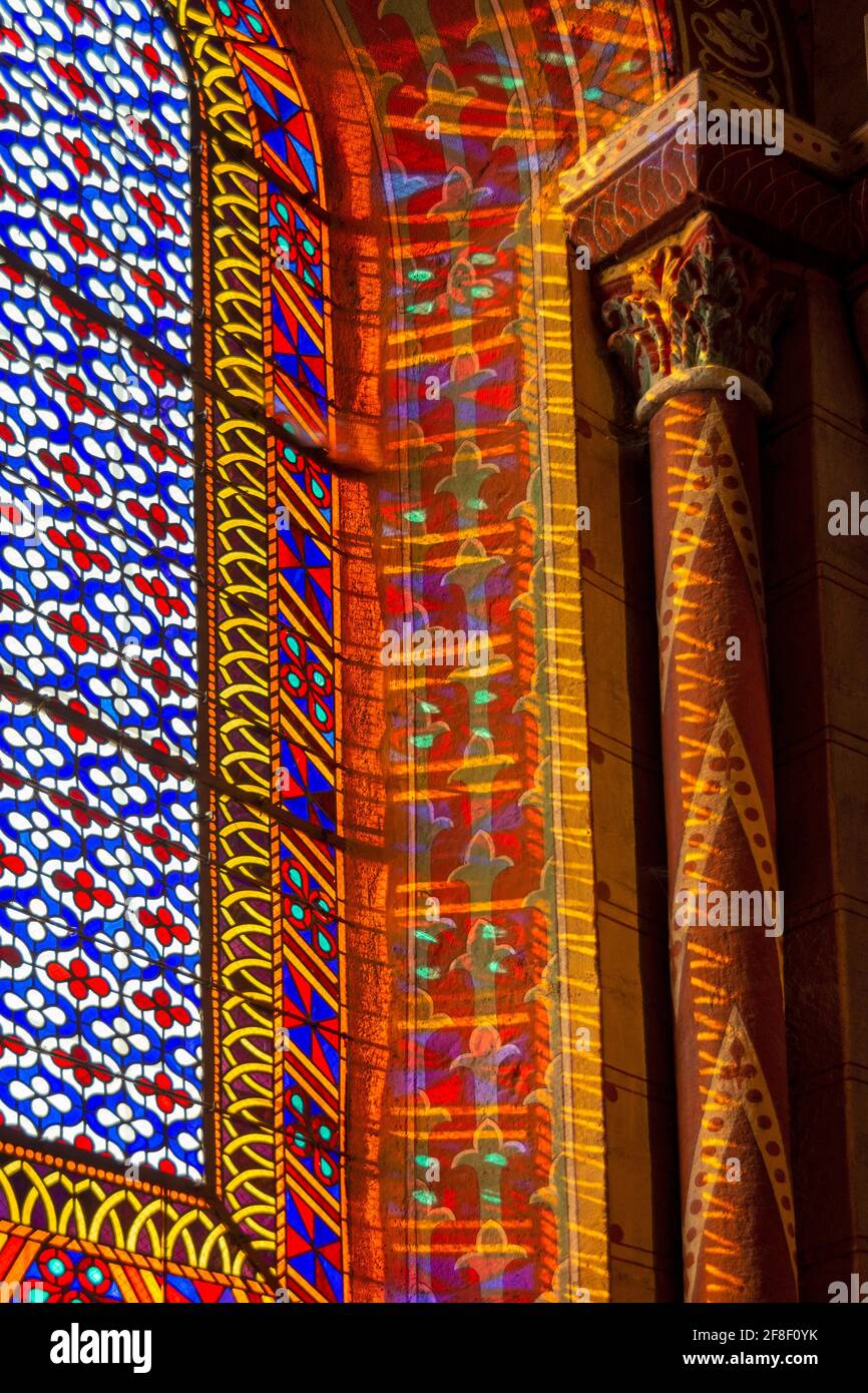 Issoire, macchiato e colonne della chiesa romana Abbazia di Saint-Austremoine, dipartimento Puy de Dome, Auvergne Rodano Alpi, Francia, Europa Foto Stock